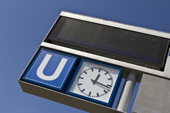 U-Bahn München Blick auf ein U-Bahn-Schild mit Uhr