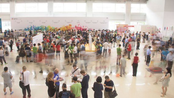 Viele Besucher tummeln sich im Eingangsbereich der ISPO Shanghai 2017. 
