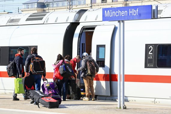 Zugreisende am Hauptbahnhof München Reisende steigen aus einem ICE am Hauptbahnhof München