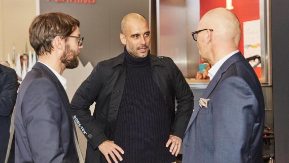 Pep Guardiola mit Klaus Dittrich auf der ISPO. Pep Guardiola ist auf der ISPO Munich und unterhält sich mit Klaus Dittrich.