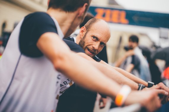 Sport Scheck Leipzig siegt in Fitness-Studie Zwei Männer dehnen sich nach einem Lauf