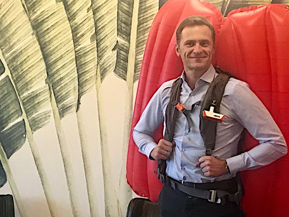 Stefan Mohr, der neue Chef von ABS Protection, mit dem Lawinenrucksack P.RIDE. Stefan Mohr, der neue Chef von ABS Protection, mit dem Lawinenrucksack P.RIDE.