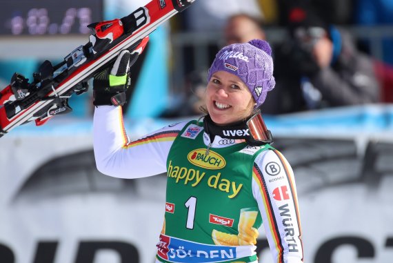Auftaktsieg in Sölden 2017: Viktoria Rebensburg gewann den Riesenslalom beim Start in die olympische Saison. Auftaktsieg in Sölden 2017: Viktoria Rebensburg gewann den Riesenslalom beim Start in die olympische Saison.
