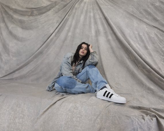 Influencer Barbie Ferreira in der aktuellen Adidas Originals Superstar Kampagne