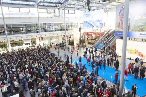Tausende Besucher warten auf ihren Zugang zur ISPO Munich