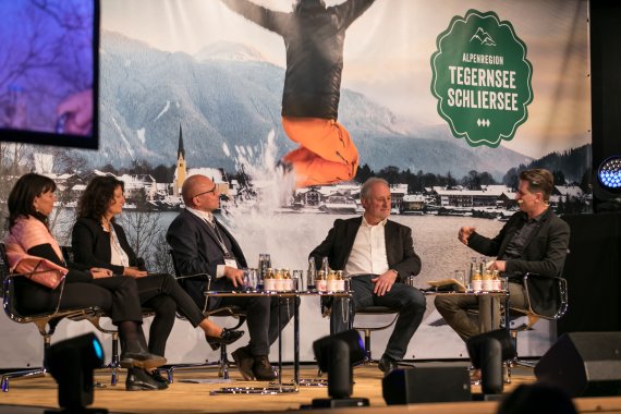 Auf dem Podium bei „Dein Winter. Dein Sport“ (von links): Martha Schulz, Antonia Asenstorfer, Klaus Dittrich, Siegfried Paßreiter und Moderator Alexander Ploner.
