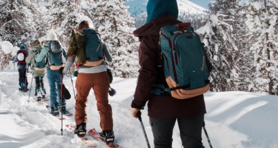 „Backcountry Babes" mit den Splitboards auf Tour in Breckenridge, Colorado „Backcountry Babes" mit den Splitboards auf Tour in Breckenridge, Colorado