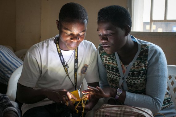 Jugendliche in Afrika mit einer Solar-Lampe