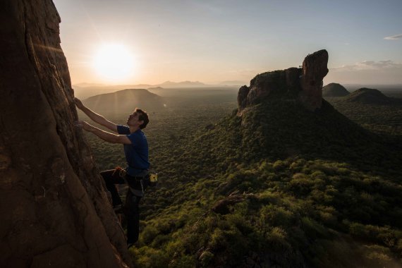 Alex Honnold klettert im Sonnenuntergang Alex Honnold klettert im Sonnenuntergang
