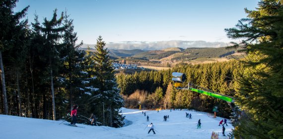 Schnee nur auf den Pisten: Ein mittlerweile bekanntes Bild aus vielen Skigebieten. Schnee nur auf den Pisten: Ein mittlerweile bekanntes Bild aus vielen Skigebieten.