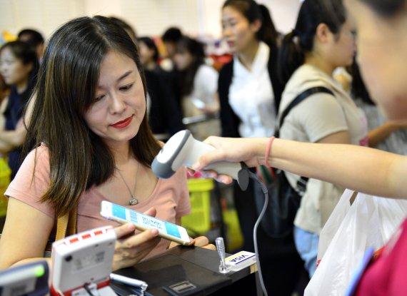 Bargeldloses Zahlen via WeChat Pay feiert am Flughafen München Deutschlandpremiere. Bargeldloses Zahlen via WeChat Pay feiert am Flughafen München Deutschlandpremiere.