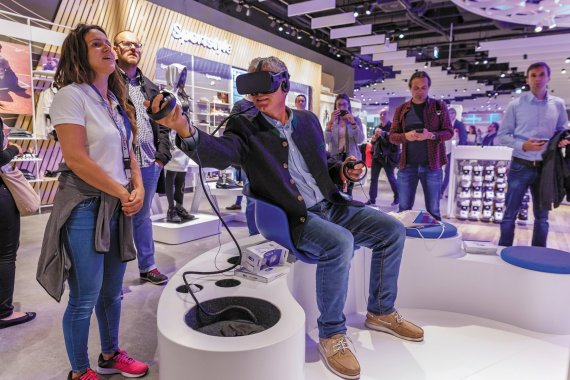 Mit VR-Technologie tauchen Kunden im neuen Intersport Future Store in Berlin in verschiedenste Sportwelten ein.
