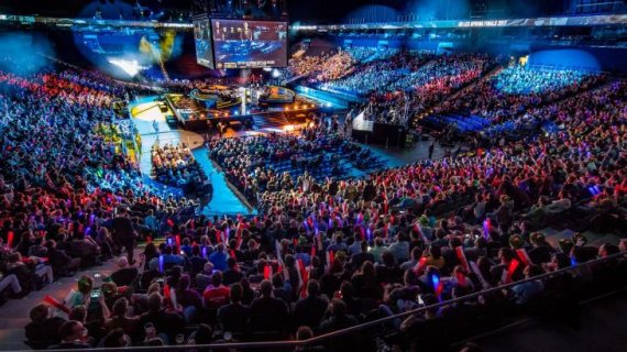 365 million people consume esports, events of the League of Legends fill large halls, the target group is young and attractive for sports brands.