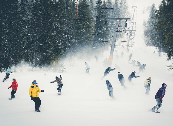 Quelle: Nitro Snowboards Beim Snowboarden immer wichtig: Mit Freunden cruisen gehen