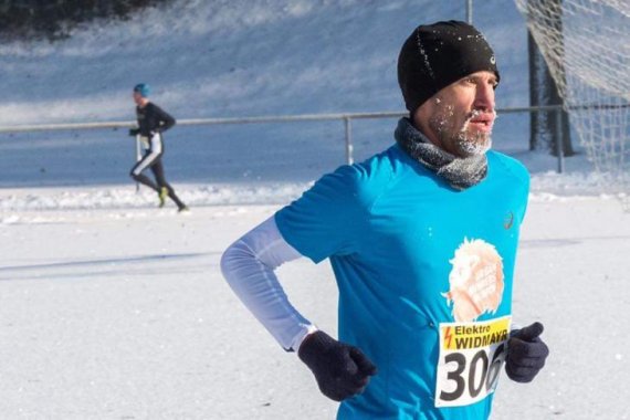 Even snow can't stop a runner from competing: Sebastian Hallmann gives tips for the ISPO Munich Night Run on January 27 at ISPO.com.