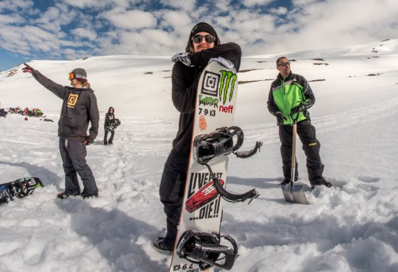 Halldór Helgason lehnt auf seinem aufgestellten Snowboard