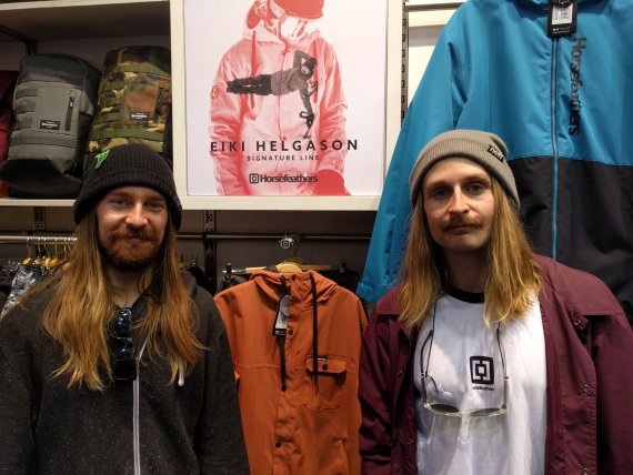 Die Snowboarder Eiki (links) und Halldór Helgason mit einer von Eiki gestalteten Jacke.