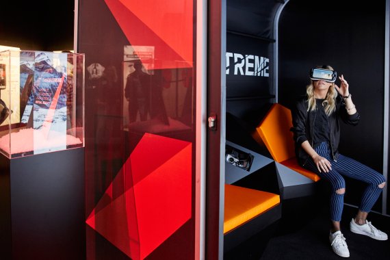 Frau mit digitaler VR Brille