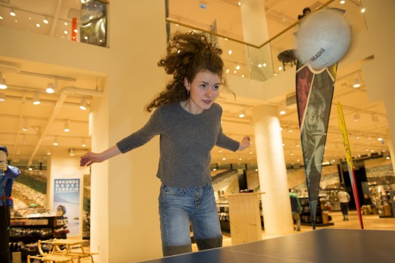 Begeistert von Headis: ARD-Schauspielerin Nadja Sabersky.