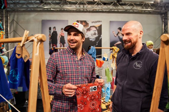 Freeride-Star Bene Mayr (li.) auf der ISPO Munich 2018 bei Partner MaxFred.