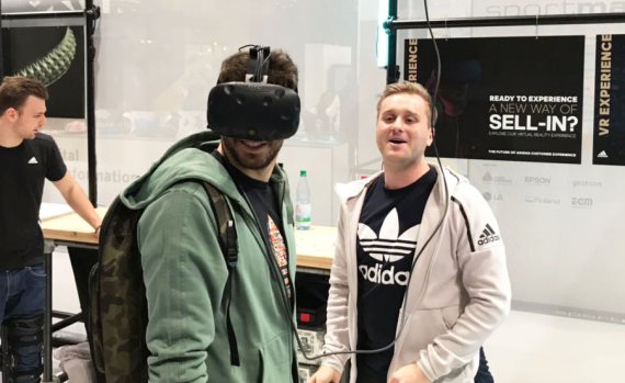 Javi Martínez mit einer VR-Brille Javi Martínez mit einer VR-Brille