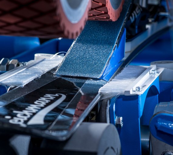 Grinding edges in the service machine Grinding edges in the service machine