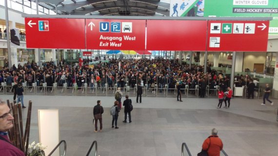 Hier warten die ersten Besucher der ISPO Munich 2018 auf den Einlass. Hier warten die ersten Besucher der ISPO Munich 2018 auf den Einlass.