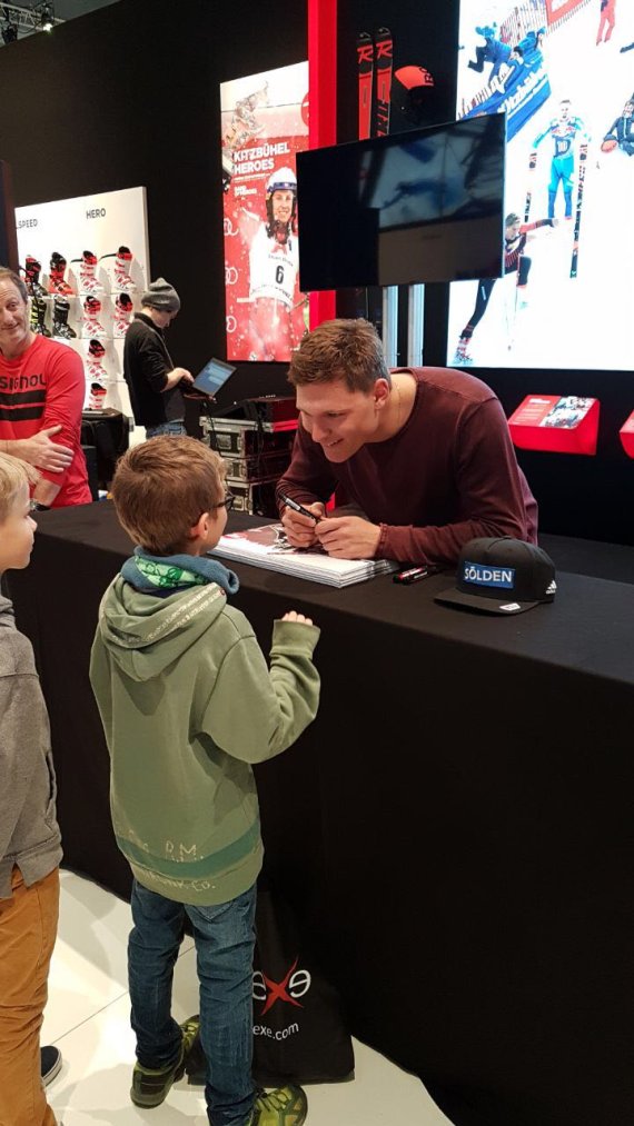 Thomas Dreßen gibt Autogramme Thomas Dreßen gibt Autogramme