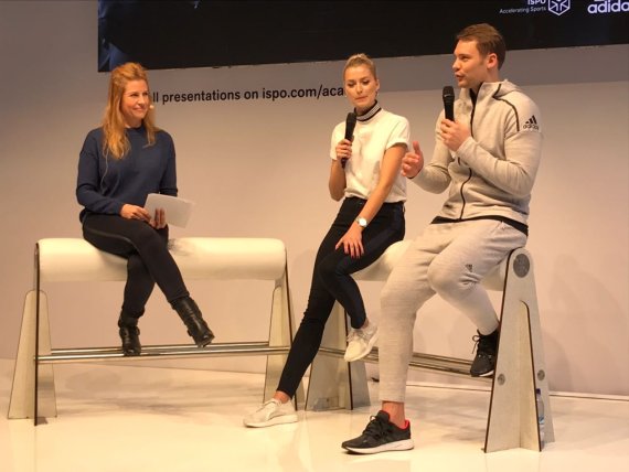 Manuel Neuer und Lena Gercke mit Moderatorin Isabella Müller-Reinhardt Manuel Neuer und Lena Gercke mit Moderatorin Isabella Müller-Reinhardt