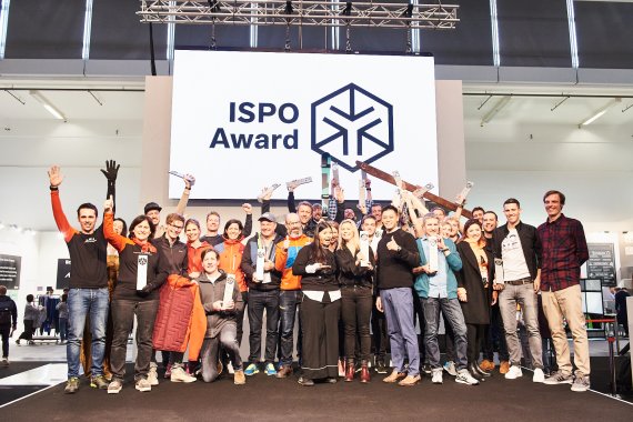 19 Gold Winners and a Product of the Year representative on stage: The group photo of the Snowsports Award winners.
