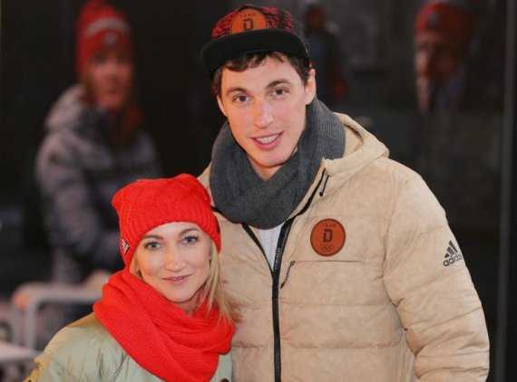 Die Olympia-Goldkandidaten Alyona Savchenko und Bruno Massot waren die ersten, die ihre Outfits abholten.