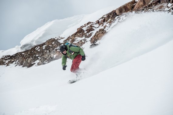 Quelle: ABS Mit dem Splitboard bergauf, im Powder bergab.