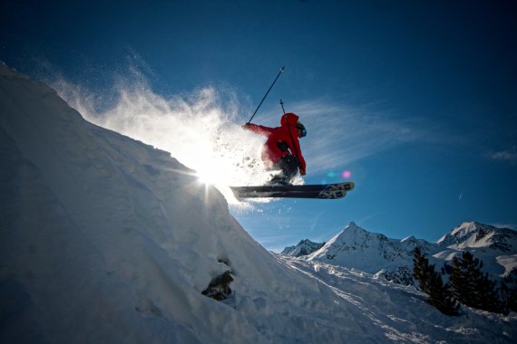 Freerider springt von Cliff Freerider springt von Cliff