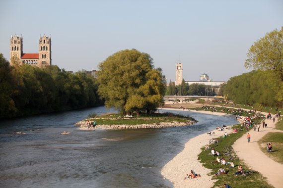 Outdoor idyll Munich: Jogging by the Isar. Outdoor idyll Munich: Jogging by the Isar.