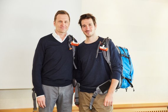 Stefan Mohr, Managing Director of ABS (left) and Felix Neureuther (right) at the joint press conference at ISPO Munich 2018.