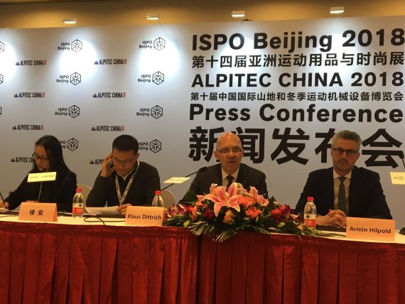 Die Auftakt-Pressekonferenz der ISPO Beijing mit Klaus Dittrich, Vorsitzender der Geschäftsführung der Messe München GmbH (2. von rechts). Die Auftakt-Pressekonferenz der ISPO Beijing mit Klaus Dittrich, Vorsitzender der Geschäftsführung der Messe München GmbH (2. von rechts).