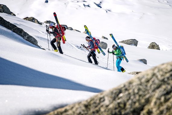 Ski tourers on the way to the summit: The last few metres in rocky terrain are usually covered on foot.