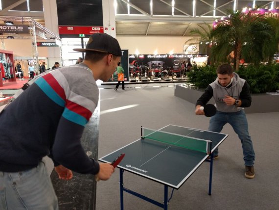 In Halle A6 kann man sich an der Mini-Tischtennisplatte miteinander messen. In Halle A6 kann man sich an der Mini-Tischtennisplatte miteinander messen.