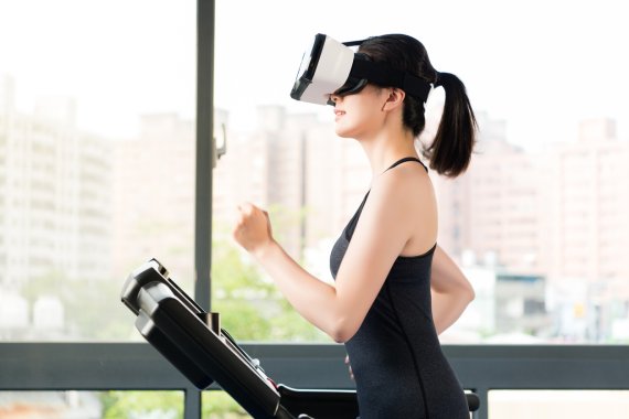 VR auf dem Laufband: Innovation und Sport verschmelzen hier. Ziel des EPSI ist es, Innovationen in allen Bereichen des Sports auf EU-Ebene zu fördern. 