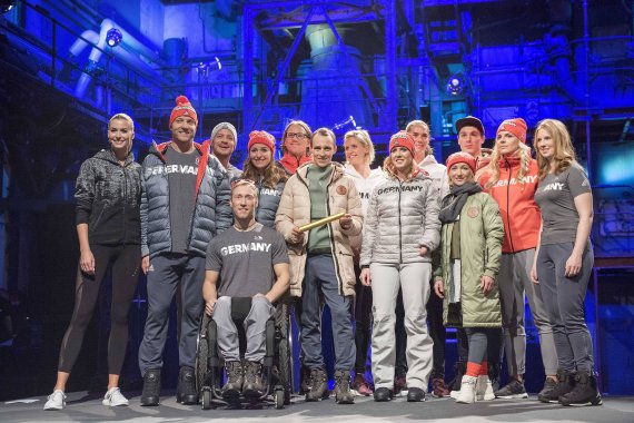 Deutschland Olympia Kleidung : Deutschland Adler Weiss Cooles Fan Motiv EM WM Olympiade ... - Kadaza ist ein benutzerfreundliches webverzeichnis und eine personalisierte startseite.