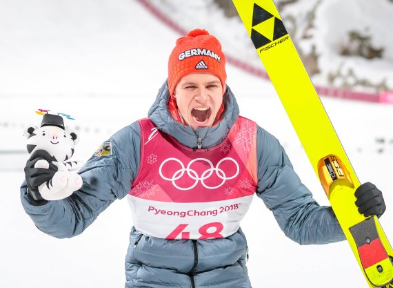 Gold von der Normalschanze: Andreas Wellinger hat bei den Olympischen Winterspielen in Pyeongchang das Auftaktspringen von der Normalschanze gewonnen. 