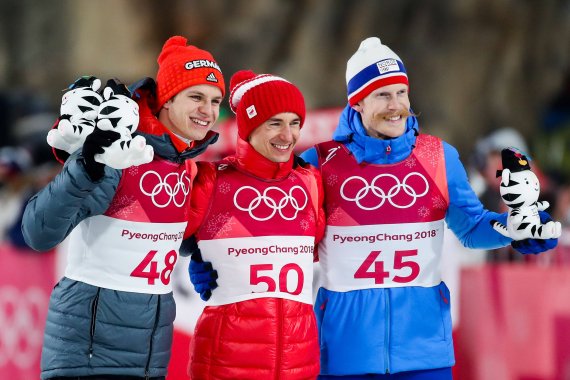 Silbermedaillengewinner Andreas Wellinger, Olympiasieger Kamil Stoch und der Norweger Robert Johansson freut sich über Bronze