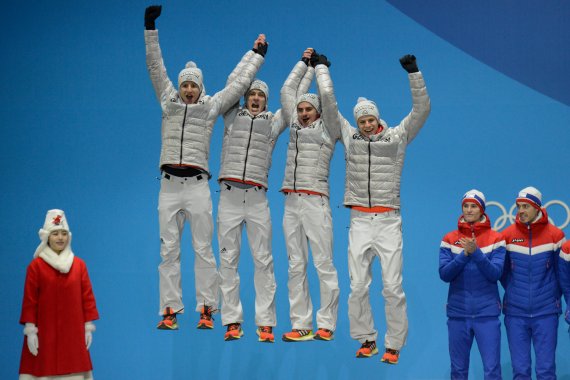 Immer höher, immer weiter: Die deutschen Skispringer feiern ihre Silbermedaille im Team-Wettbewerb. Ganz rechts Social-Star Wellinger. 
