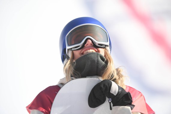 Quelle: Imago Anna Gasser erleichtert und glücklich nach ihrem Sieg im Big Air
