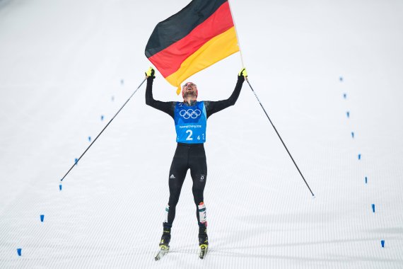 Quelle: Imago Mehr als eine Minute Vorsprung im Ziel: Johannes Rydzek genießt seine zweite Gold-Fahrt, diesmal mit dem Team
