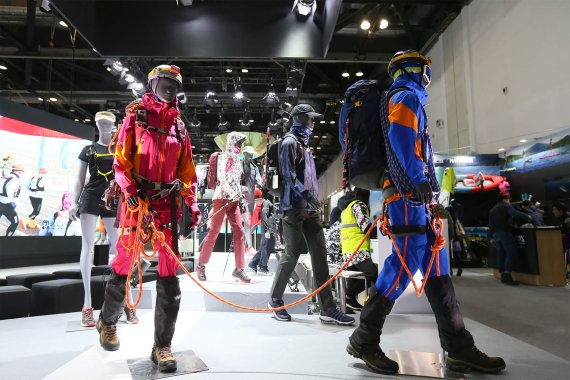 DE-Klettern China ISPO BEijing Aussteller Stand Klettern wird auch in China immer mehr zum Trend. Jedoch mangelt es den einheimischen Alpinisten an den entsprechenden Sicherheitsstandards.
