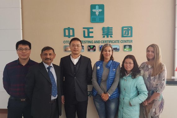 DE-China Amit Chowdhury und Stephanie Stettbacher Test Lab Jiangsu Zhongheng Testing Co. Ltd. Amit Chowdhury (zweiter von links) und Stephanie Stettbacher (dritte von rechts) beim Meeting mit dem neuem Test Lab Jiangsu Zhongheng Testing Co. Ltd.