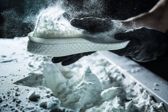 Zwischensohle aus dem 3D-Drucker: Mit dem Futurecraft 4D geht Adidas revolutionäre Wege. Bald kann ein passgenauer Schuh innerhalb eines Tages individualisiert hergestellt werden. 