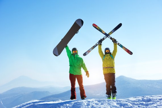 Wintersport Snowboarder und Skifahrer