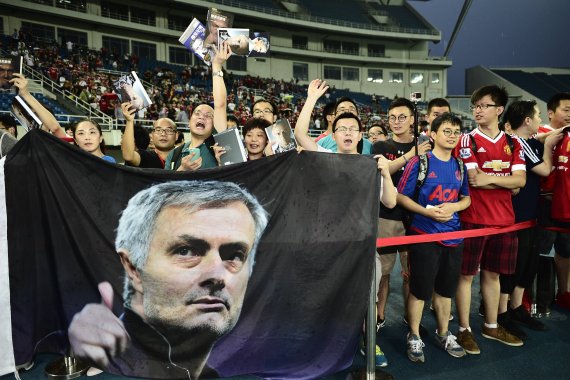 Chinesische Fans mit einem Plakat des europäischen Startrainers Jose Mourinho